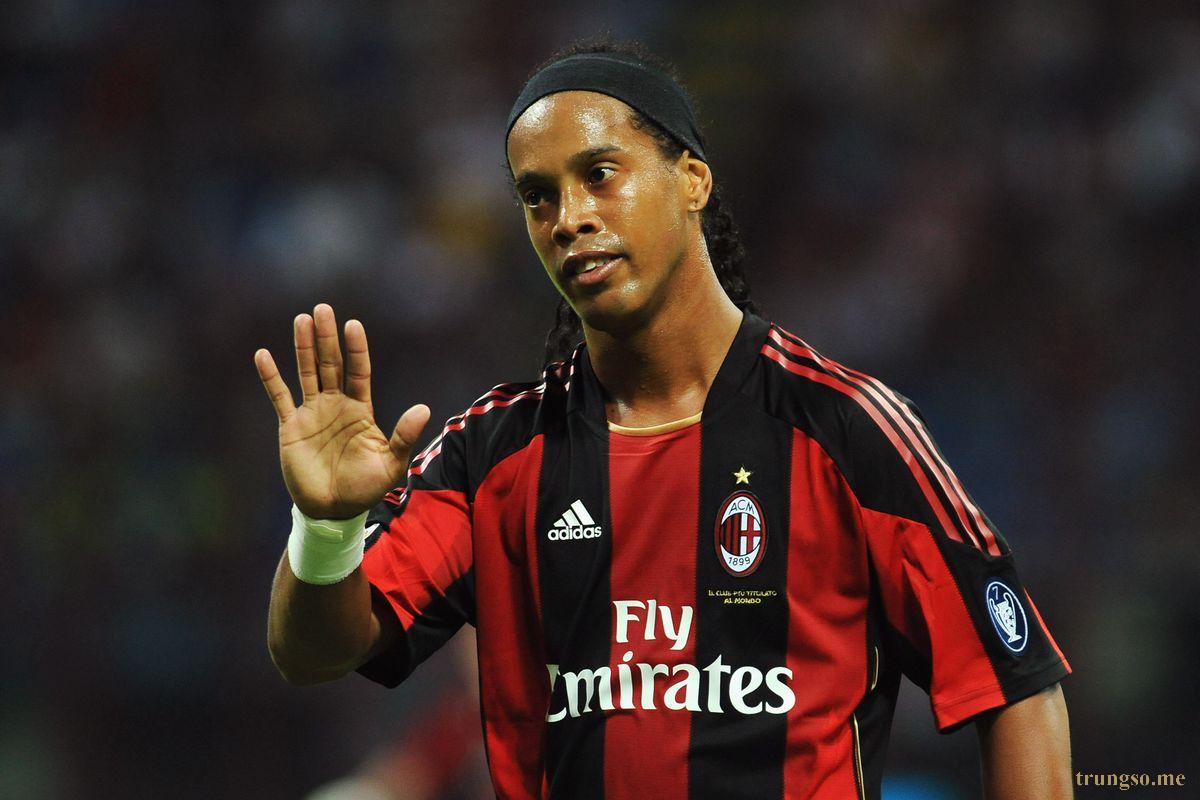 Ronaldinho & Số 8: Khi Quyền Lực Sân Cỏ Đến Từ Nụ Cười